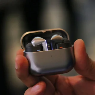 هدفون بلوتوثی سامسونگ مدل Galaxy Buds3 Pro دارای نویز کنسلینگ فعال (ANC)، درگاه شارژ USB Typ-15.webp